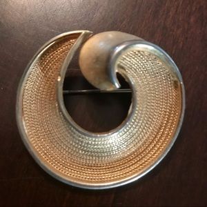 Vintage Gold Brooch Classic Style!